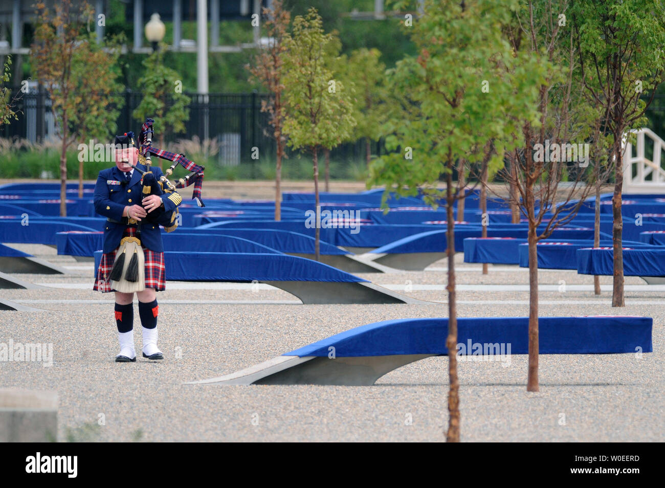 Ein Dudelsackpfeifer spielt im Pentagon Memorial während der Einweihung, am siebten Jahrestag des 11. September auf das Pentagon und das World Trade Center in New York City, im Pentagon in Arlington, Virginia, am 11. September 2008. (UPI Foto/Kevin Dietsch) Stockfoto