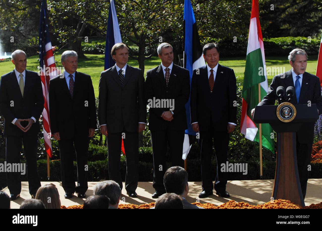 Us Prasident George W Bush Spricht Uber Das Visa Waiver Programm Im Rosengarten Des Weissen Hauses