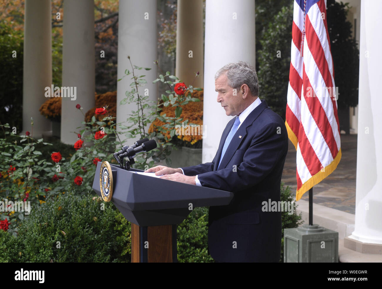 Us-Präsident George W. Bush liefert eine Erklärung gratulierte Präsident Barack Obama im Rosengarten des Weißen Hauses in Washington am 5. November 2008. Bush hat versprochen, für einen reibungslosen Übergang. (UPI Foto/Kevin Dietsch) Stockfoto