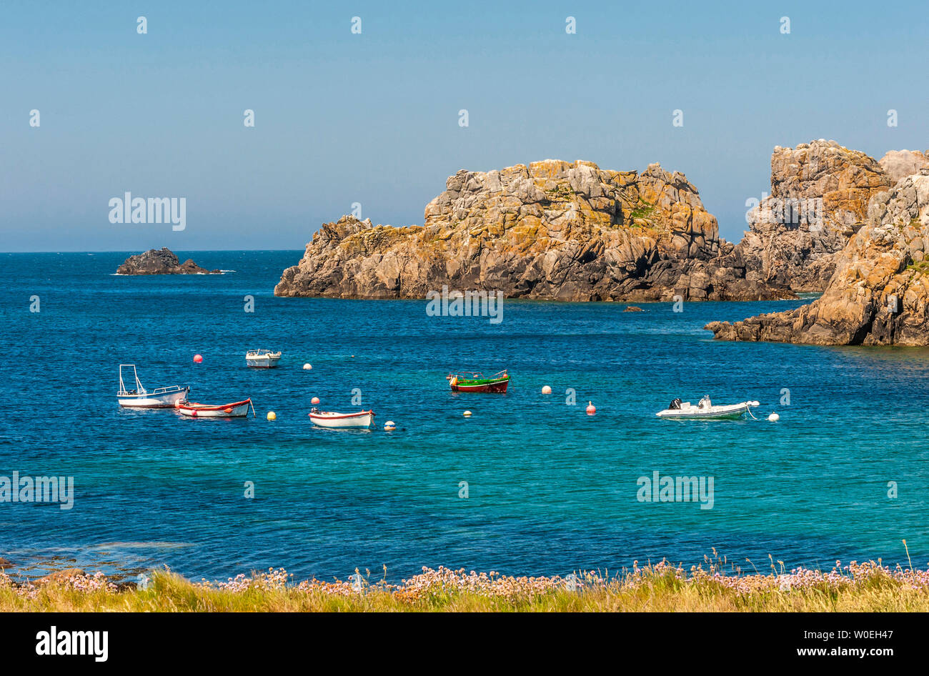Frankreich, Bretagne, Ile d'Ouessant, Ruderboote bei Yuzin Cove Stockfoto