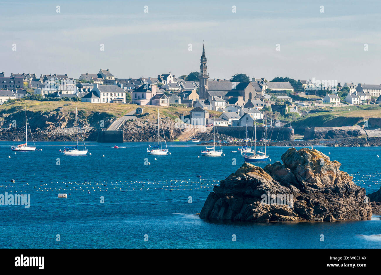 Frankreich, Bretagne, Ile d'Ouessant, Lampaul Hafen und Stadt Stockfoto
