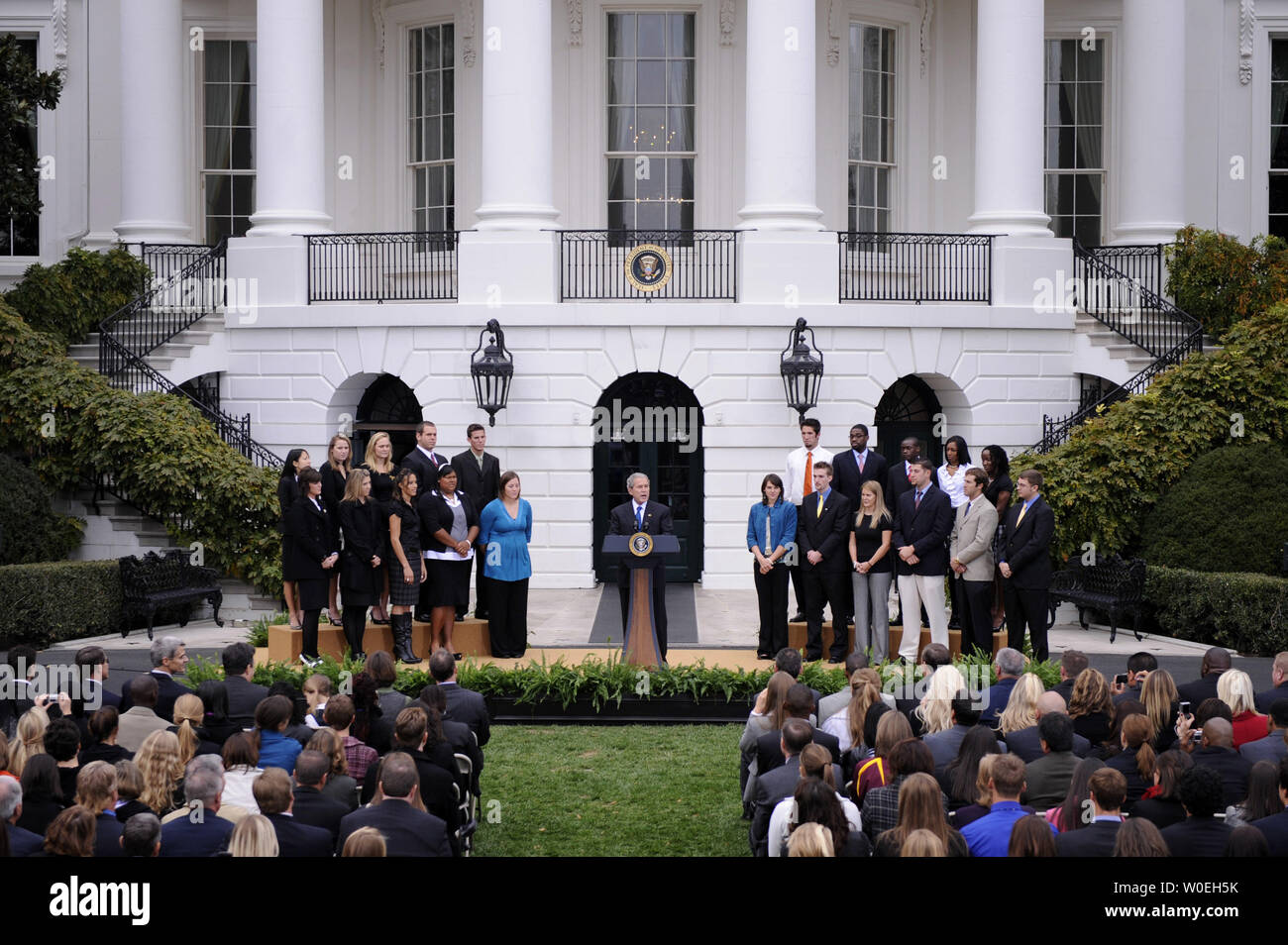 Us-Präsident George W. Bush bietet Erläuterungen, wie er begrüßt 2008 NCAA Sports champion Teams auf dem Südrasen des Weißen Hauses am 12. November 2008. (UPI Foto/Kevin Dietsch) Stockfoto