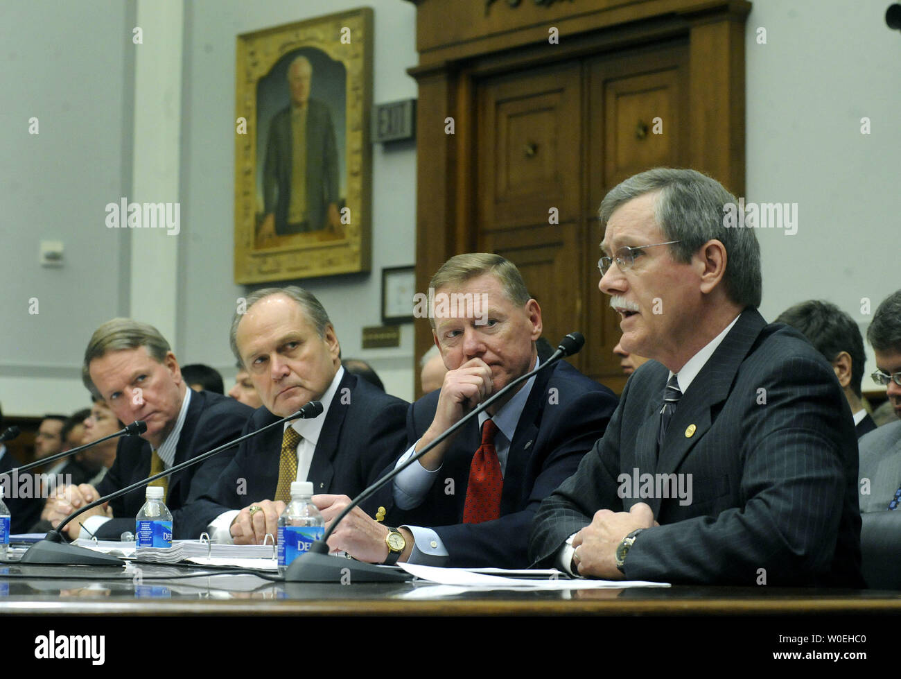 Von links nach rechts Richard Wagoner, Jr., Chairman und CEO von General Motors, Roger Nardelli, Vorsitzender und CEO von Chrysler und Alan Mulally, Präsident und CEO von Ford Motor Company, hören, wie Ron Gettelfinger, Präsident der United Autoworkers Union, bevor ein House Financial Services Committee Hearing über die finanziellen Bedingungen der amerikanischen Automobilindustrie in Washington am 19. November 2008 bezeugt. Die Leiter der drei großen amerikanischen Autohersteller waren auf dem Capitol Hill, dem Kongress ein $ 25 Milliarden Rettungspaket zu helfen, Ihre Firma Bankrott zu vermeiden, zu genehmigen. (UPI Foto/Kevin Stockfoto