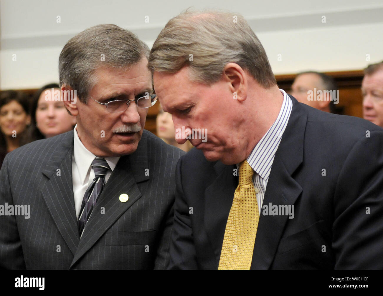 Richard Wagoner, Jr. (R), Chairman und CEO von General Motors, zu Ron Gettelfinger, Präsident der United Autoworkers Union spricht, bevor ein House Financial Services Committee Hearing über die finanziellen Bedingungen der amerikanischen Automobilindustrie in Washington am 19. November 2008. Die Leiter der drei großen amerikanischen Autohersteller waren auf dem Capitol Hill, dem Kongress ein $ 25 Milliarden Rettungspaket zu helfen, Ihre Firma Bankrott zu vermeiden, zu genehmigen. (UPI Foto/Kevin Dietsch) Stockfoto
