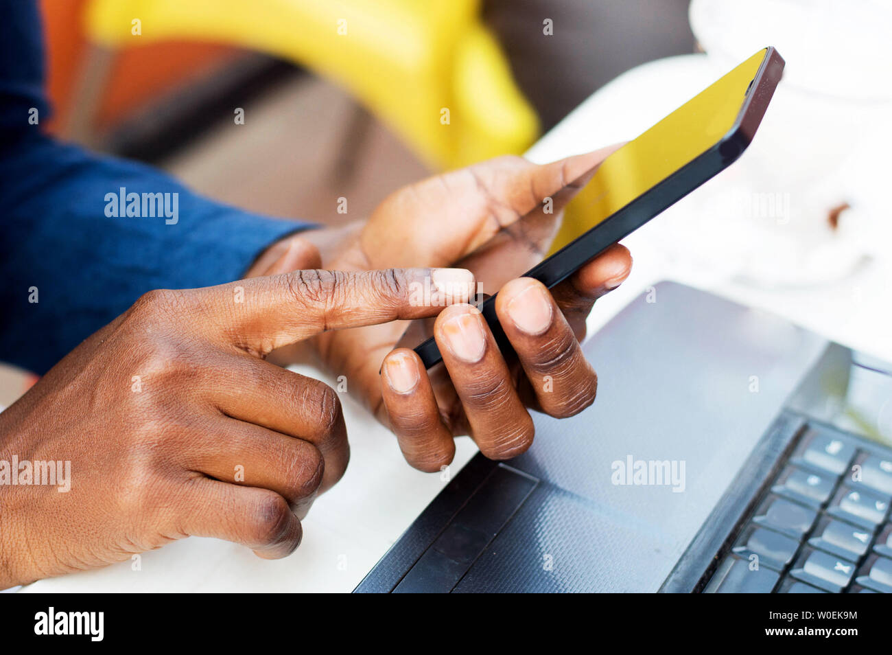 Diese menschlichen Händen ein Mobiltelefon zu manipulieren. Stockfoto