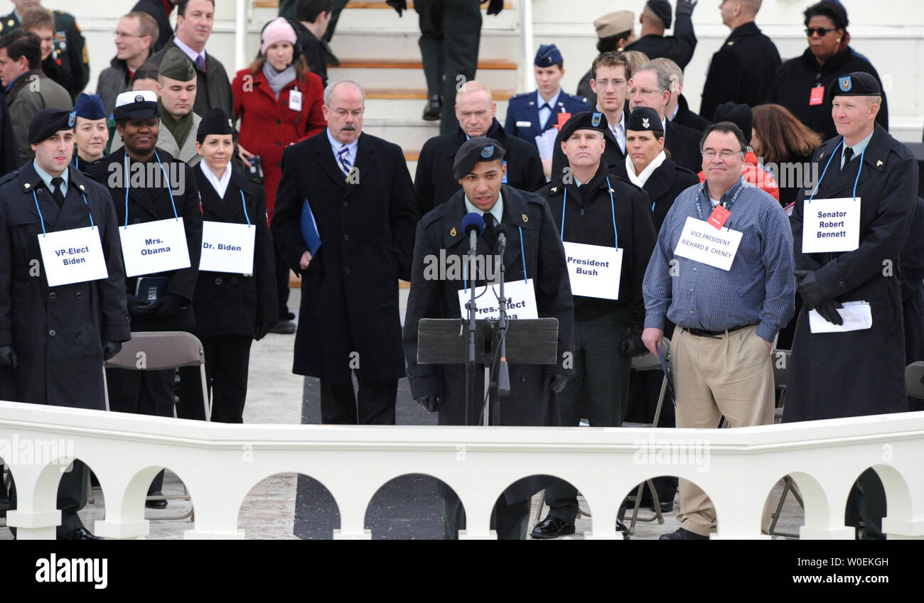 Für Präsident Barack Obama (C) spricht während einer Generalprobe der Präsidentschaftswahlen Eröffnungsfeier auf dem US Capitol am 11. Januar 2009. Andere stand-ins tragen Schilder über den Hals. Obama wird den Amtseid nehmen und den 44. Präsident der Vereinigten Staaten werden am 20. Januar 2009. Millionen sind in Washington erwartet. (UPI Foto/Pat Benic) Stockfoto