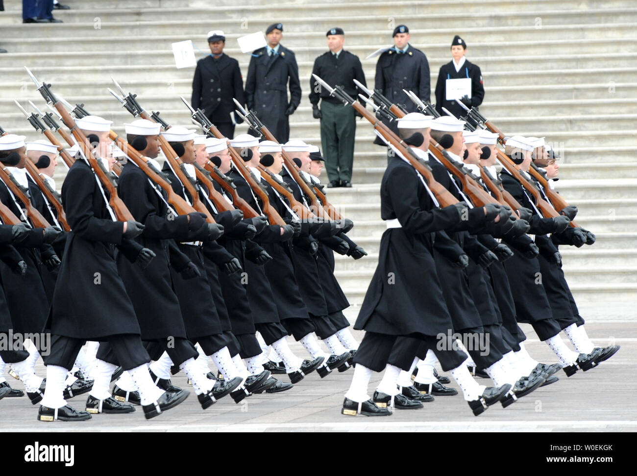 Us-Militär Soldaten März vor einem Stand-in für Präsident Barack Obama (C) während der Generalprobe der Präsidentschaftswahlen Eröffnungsfeier auf dem US Capitol am 11. Januar 2009. Präsident Barack Obama den Amtseid nehmen und den 44. Präsident der Vereinigten Staaten werden am 20. Januar 2009. Millionen sind in Washington erwartet. (UPI Foto/Pat Benic) Stockfoto