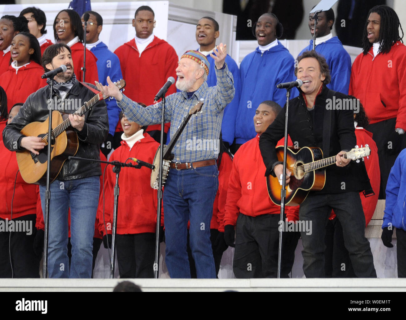 Pete Seeger (C) Bruce Springsteen (R) und Seegers Enkel Tao Seeger während der Wir sind einer Eröffnungssitzung Eröffnung Konzert im Lincoln Memorial in Washington am 18. Januar 2009 durchzuführen. (UPI Foto/Kevin Dietsch) Stockfoto