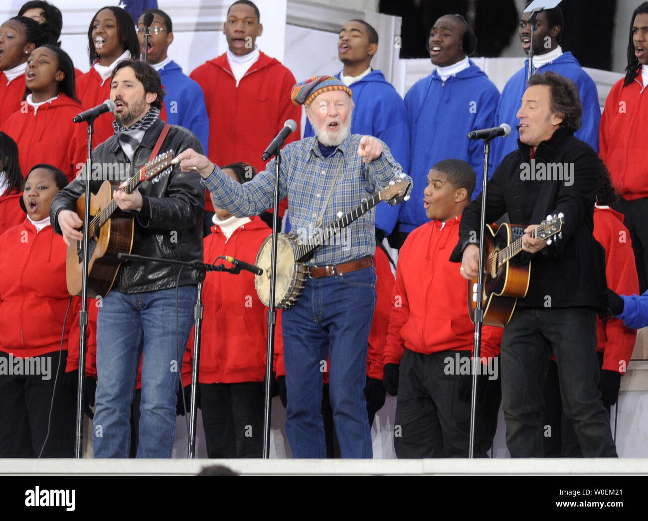 Pete Seeger (C) Bruce Springsteen (R) und Seegers Enkel Tao Seeger während der Wir sind einer Eröffnungssitzung Eröffnung Konzert im Lincoln Memorial in Washington am 18. Januar 2009 durchzuführen. (UPI Foto/Kevin Dietsch) Stockfoto