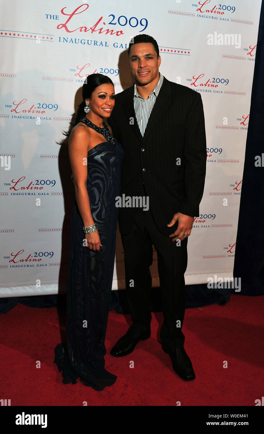 Tony Gonzalez, festes Ende für die Kansas City Chiefs, und seine Freundin Oktober kommen an der Latino Eröffnungs-Gala an der Union Station in Washington am 18. Januar 2009. Us-Präsident Barack Obama wird ihr Amt am 20. Januar vereidigt werden. (UPI Foto/Alexis C Glenn) Stockfoto