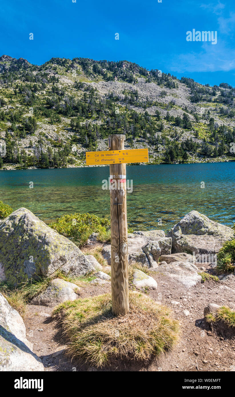 Frankreich, Hautes-Pyrénées, Haute Vallée d'Aure, Néouvielle National Nature Reserve, die aumar See, GR 10. Stockfoto