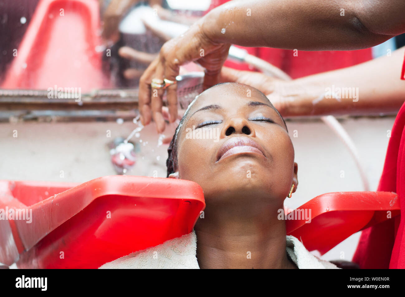 Der Frisör wäscht die Haare ihrer Kunden nach dem abwischen. Stockfoto