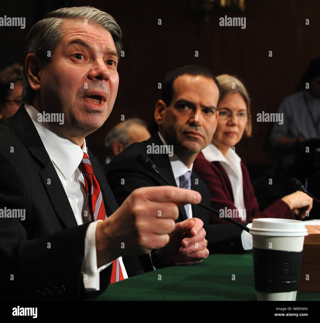 Die amerikanischen Comptroller General Gene Dodaro, des GAO, Neil Barofsky, special Inspector General für TARP, und Elizabeth Warren, Vorsitzender des Congressional Oversight Panel für TARP, (L, R) bezeugen vor dem Senat Bankwesen, Wohnungs- und Städtebau Ausschuß Anhörung auf, wie TARP (Troubled Asset Relief Program) Mittel auf dem Capitol Hill in Washington am 5. Februar 2009 eingesetzt wurden. (UPI Foto/Roger L. Wollenberg) Stockfoto