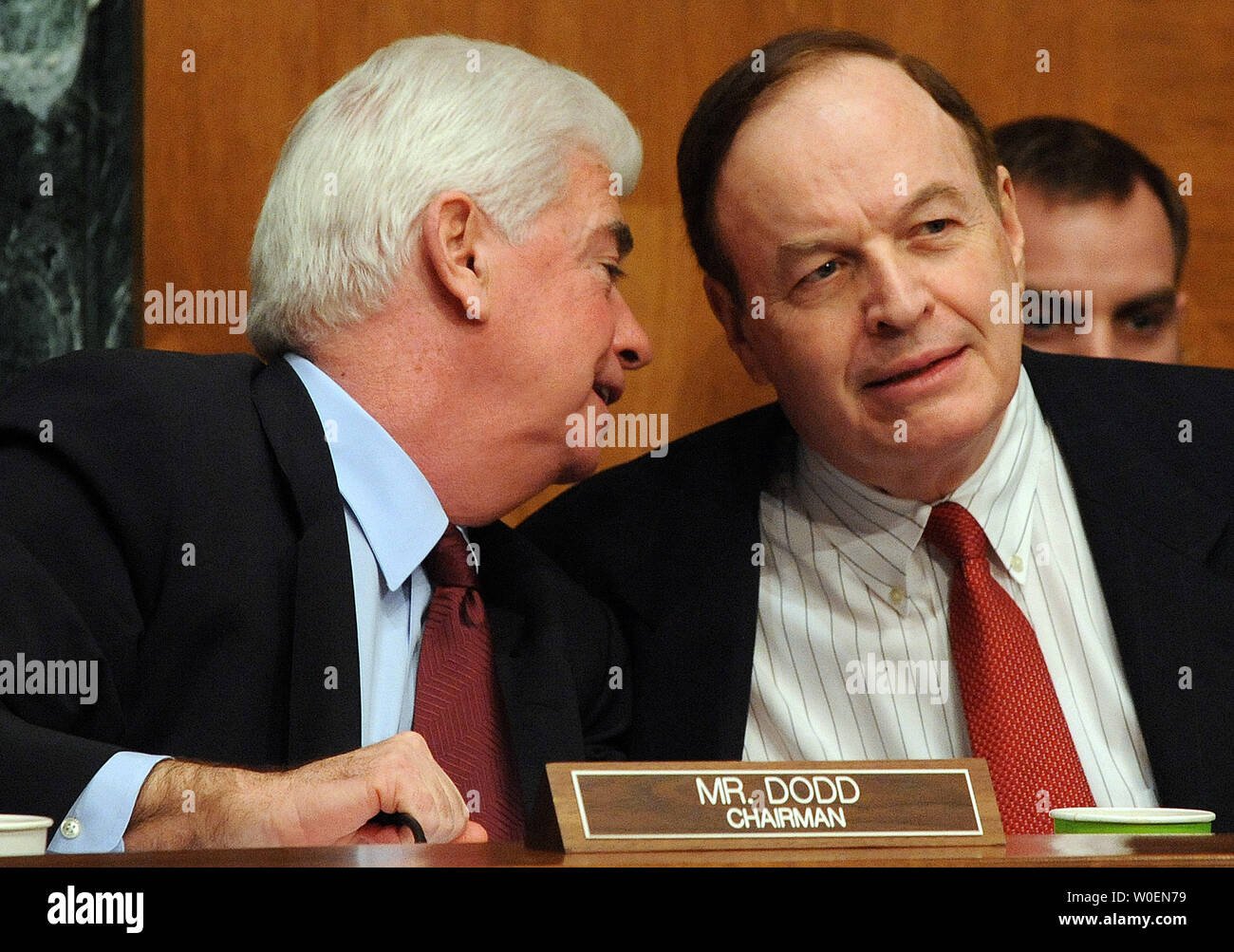 Senator Christopher Dodd, D-CT und Senator Richard Shelby, R-AL (R) bei einem Senat, Bankwesen, Wohnungs- und Städtebau Ausschuß Anhörung auf, wie TARP (Troubled Asset Relief Program) Mittel auf dem Capitol Hill in Washington am 5. Februar 2009 eingesetzt wurden. (UPI Foto/Roger L. Wollenberg) Stockfoto