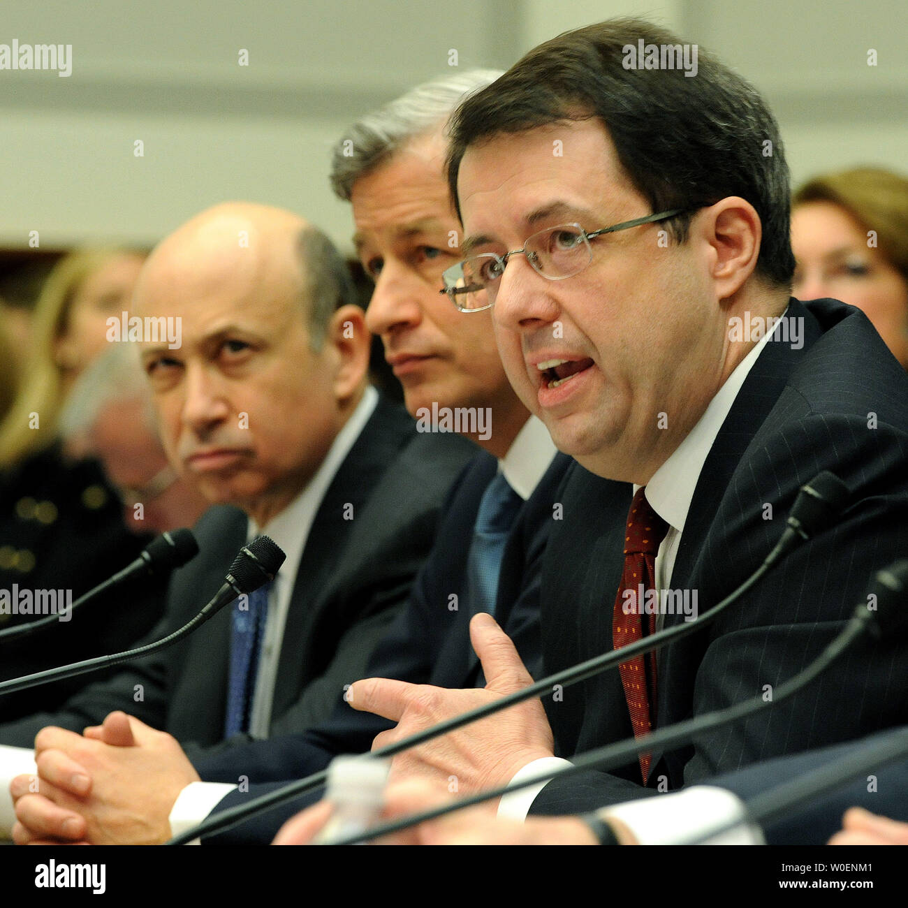 Führungskräfte aus der Finanzinstitute, die TARP-Fonds bezeugen vor dem House Financial Services Committee über, wie die das Troubled Asset Relief Program (TARP) Mittel auf dem Capitol Hill in Washington am 11. Februar 2009 verwendet wurden. Von links sind Lloyd Blankfein von Goldman Sachs, Jamie Dimon von JPMorgan Chase & Co., und Robert Kelly der Bank von New York. (UPI Foto/Roger L. Wollenberg) Stockfoto