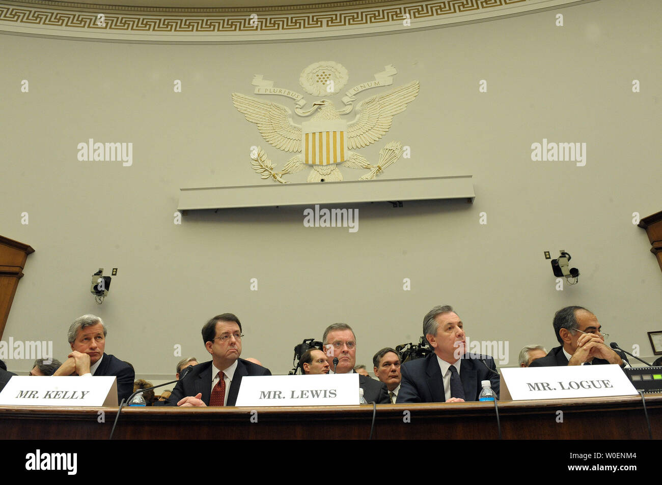 Führungskräfte aus der Finanzinstitute, die TARP-Fonds bezeugen vor dem House Financial Services Committee über, wie die das Troubled Asset Relief Program (TARP) Mittel auf dem Capitol Hill in Washington am 11. Februar 2009 verwendet wurden. Von links sind Jamie Dimon von JPMorgan Chase & Co., Robert Kelly der Bank von New York, Ken Lewis von der Bank von Amerika, Ronald Logue der State Street, und John Mack von Morgan Stanley. (UPI Foto/Roger L. Wollenberg) Stockfoto