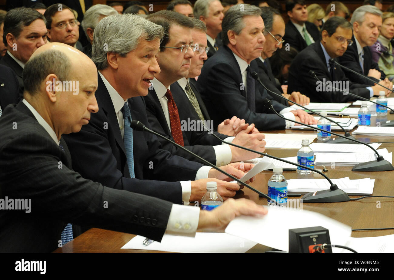 Führungskräfte aus der Finanzinstitute, die TARP-Fonds bezeugen vor dem House Financial Services Committee über, wie die das Troubled Asset Relief Program (TARP) Mittel auf dem Capitol Hill in Washington am 11. Februar 2009 verwendet wurden. Von links sind Lloyd Blankfein von Goldman Sachs, Jamie Dimon von JPMorgan Chase & Co., Robert Kelly der Bank von New York, Ken Lewis von der Bank von Amerika, Ronald Logue der State Street, John Mack von Morgan Stanley, Vikram Pandit von Citi und Johannes Stumpf von Wells Fargo. (UPI Foto/Roger L. Wollenberg) Stockfoto