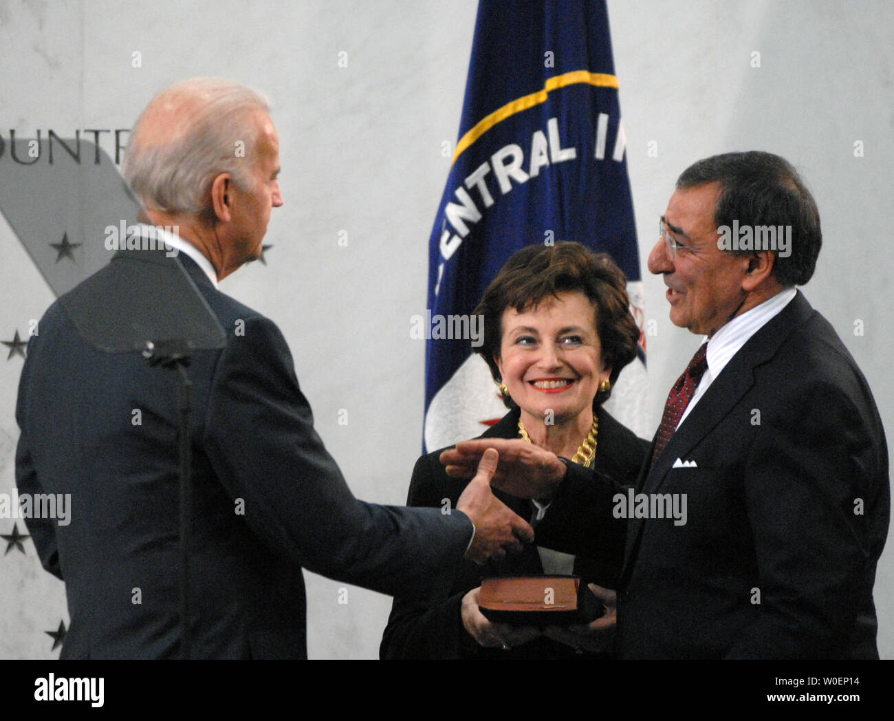 Us-Vizepräsident Joe Biden (L) schüttelt Hände mit Leon Panetta (R) nach Biden ihm schwor, als der Direktor der Central Intelligence Agency (CIA), während die Panetta Frau Sylvia hält die Bibel, im CIA-Hauptquartier in McLean, Virginia, am 19. Februar 2009. (UPI Foto/Alexis C Glenn) Stockfoto