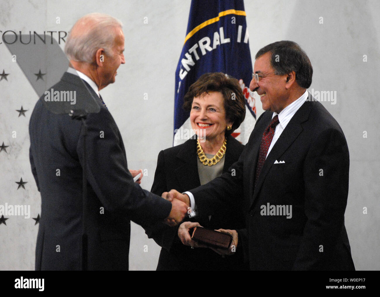Us-Vizepräsident Joe Biden (L) schüttelt Hände mit Leon Panetta (R) nach Biden ihm schwor, als der Direktor der Central Intelligence Agency (CIA), während die Panetta Frau Sylvia hält die Bibel, im CIA-Hauptquartier in McLean, Virginia, am 19. Februar 2009. (UPI Foto/Alexis C Glenn) Stockfoto