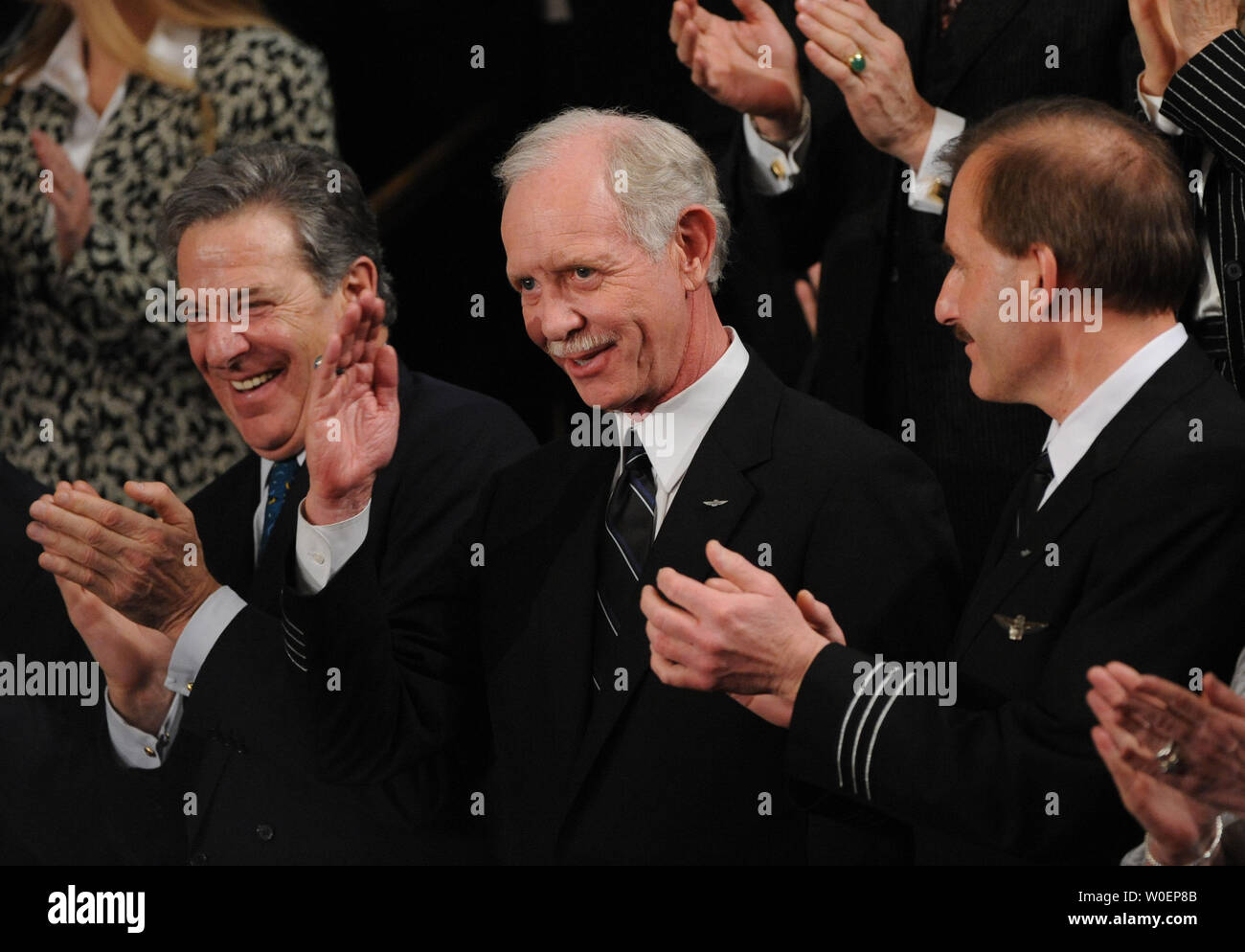 Captain Chesley Sullenberger von Ully' (C) erkennt den Beifall der Mitglieder des Kongresses vor Präsident Barack Obama auf einer gemeinsamen Sitzung des Kongresses auf dem Capitol Hill in Washington am 24. Februar 2009. Sullenberger war der Pilot, der seine US Airways im Hudson River landete Alle speichern an Bord. (UPI Foto/Pat Benic) Stockfoto