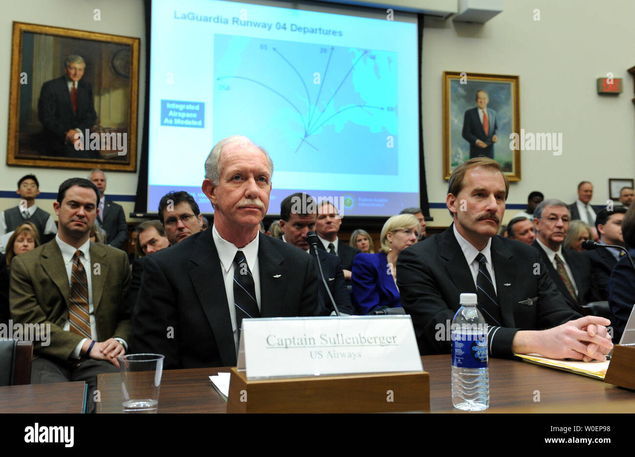 Die Piloten der US Airways Flug 1549, Captain Chesley Sullenberger III (L) und First Officer Jeffrey Skiles, bezeugen vor einem Haus Aviation Unterausschuss Anhörung auf der US Airways Flug 1549 Unfall, in Washington am 24. Februar 2009. US Airways Flug 1549 Flugzeugabsturz in den Hudson River von New York City landete auf dem 18. Januar, fünf Minuten nach dem Start vom Flughafen LaGuardia, es gab keine Verletzten. (UPI Foto/Kevin Dietsch) Stockfoto