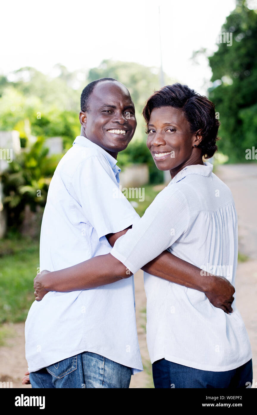 Glückliches junges Paar Urlaub, haben angenommen und sieht zurück und lächelte. Stockfoto