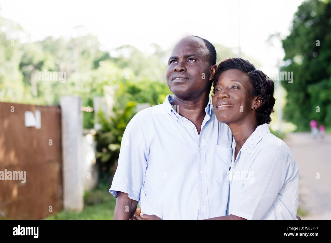 Reisen, Freizeit, junges Paar umfassenden Blick auf etwas in den Bäumen. Stockfoto