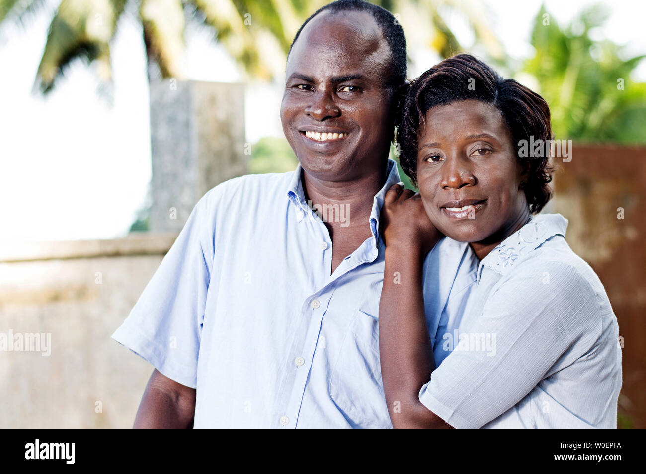 Junge junge Frau läuft ihr Mann, indem sie ihre Hände auf seine Schulter. Stockfoto