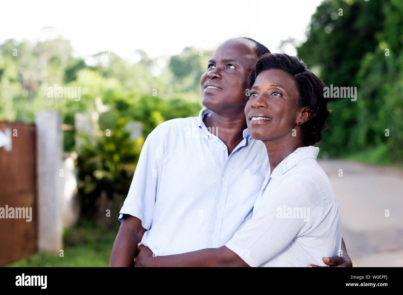 Familie, Reisen, glückliches junges Paar auf Urlaub in der Natur. Stockfoto