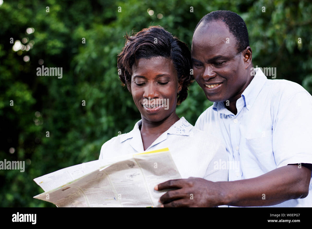 Glückliches junges paar Reisen eine regionale Karte konsultieren. Stockfoto