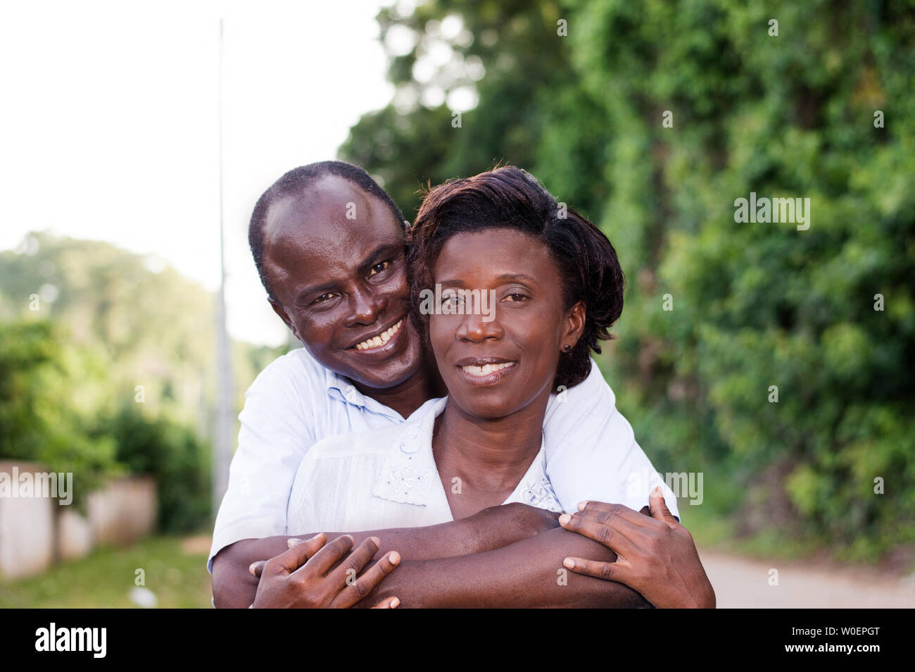 Urlaub, glückliches junges Paar in das Feld ein. Stockfoto