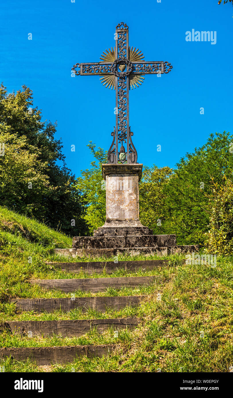 Frankreich, Piemont der Pyrenäen, Haute Garonne, Saint Bertrand de Comminges, Kreuz in der Nähe der Kathedrale (Saint James Wege) (UNESCO-Weltkulturerbe) (schönste Dorf in Frankreich) Stockfoto