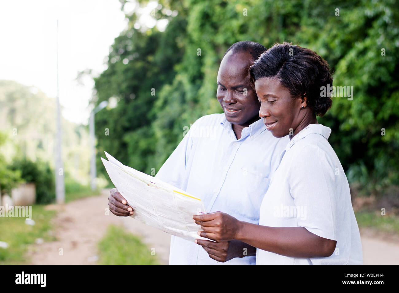 Glückliches junges Paar im Tourismus, eine regionale Karte den richtigen Weg zu finden. Stockfoto