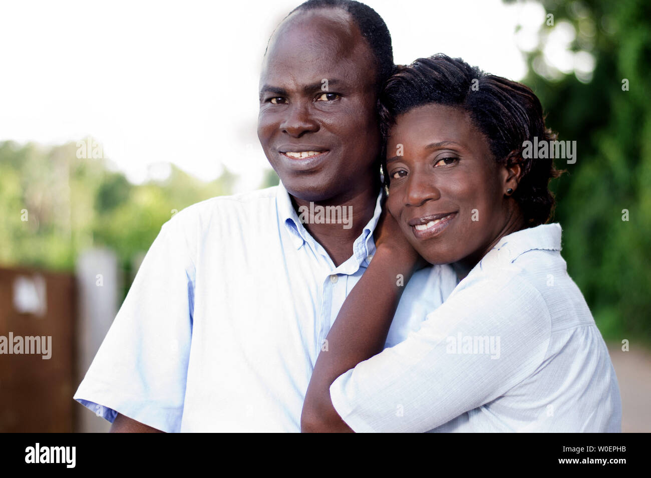 Urlaub, Liebe, Reisen, Tourismus, romantische junge Paar Umarmungen Kampagne. Stockfoto