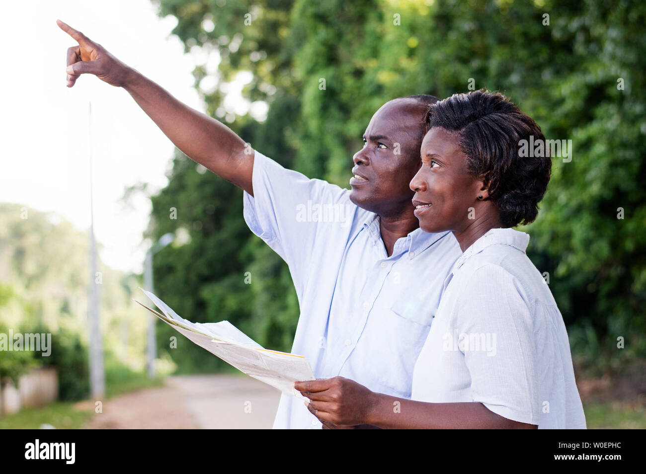 Glückliches Paar Wandern in der Natur und zeigt auf etwas. Stockfoto