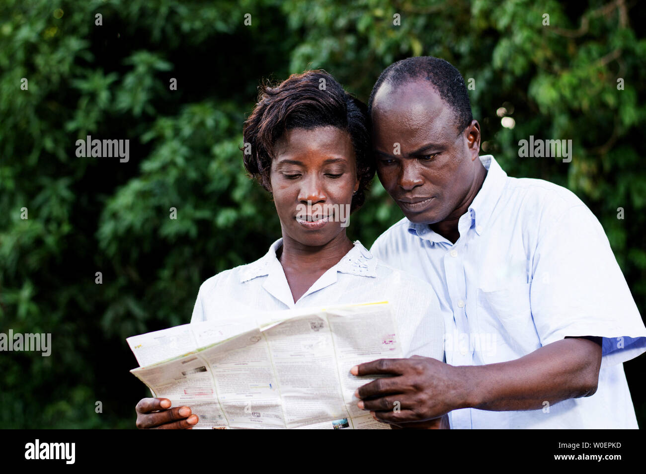 Glückliches junges paar Reisen eine regionale Karte konsultieren. Stockfoto