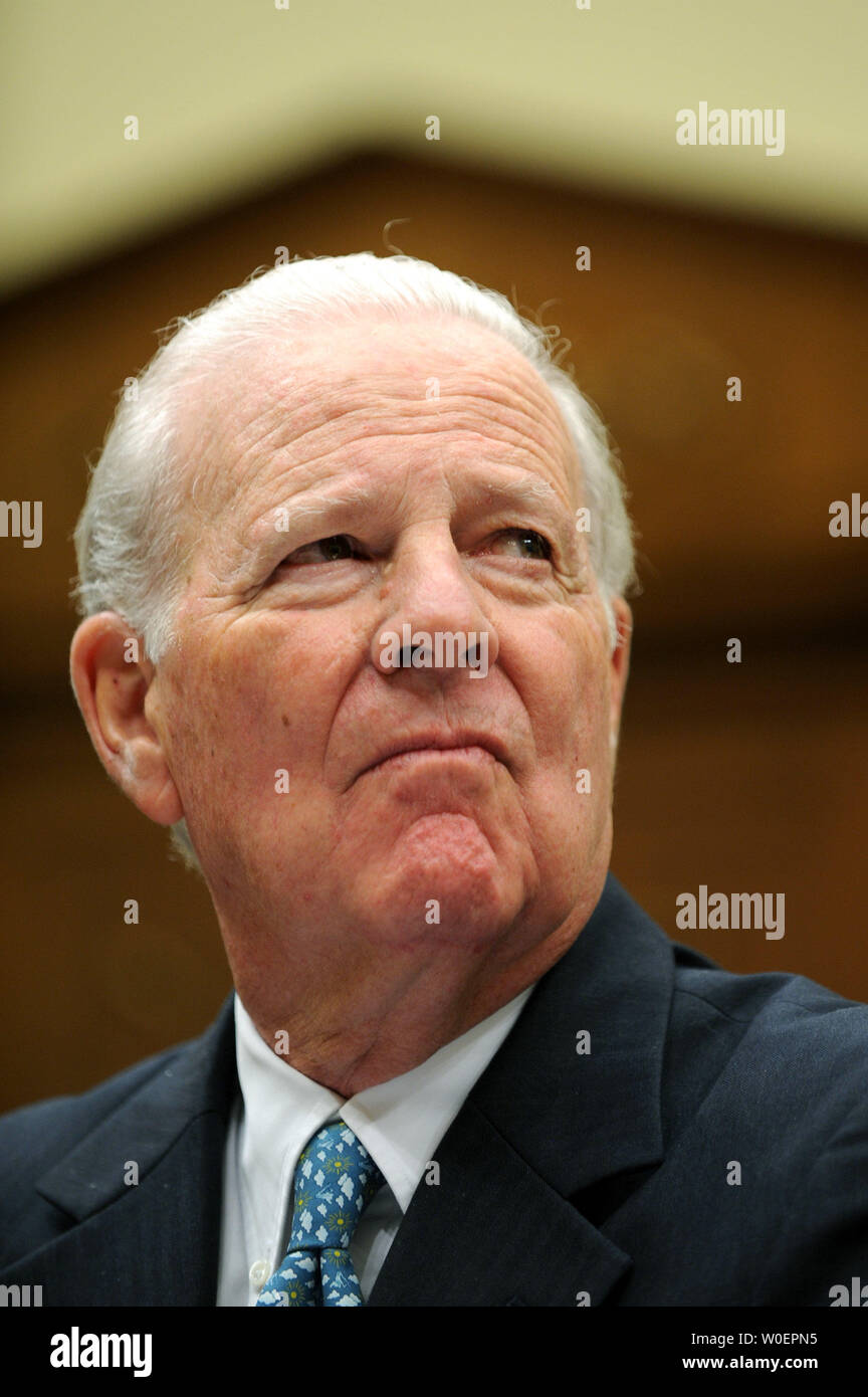 Der frühere Außenminister James Baker, bezeugt vor einem Haus des Auswärtigen Ausschusses Anhörung zu den nationalen Krieg Befugnisse der Kommission in Washington am 5. März 2009. (UPI Foto/Kevin Dietsch) Stockfoto