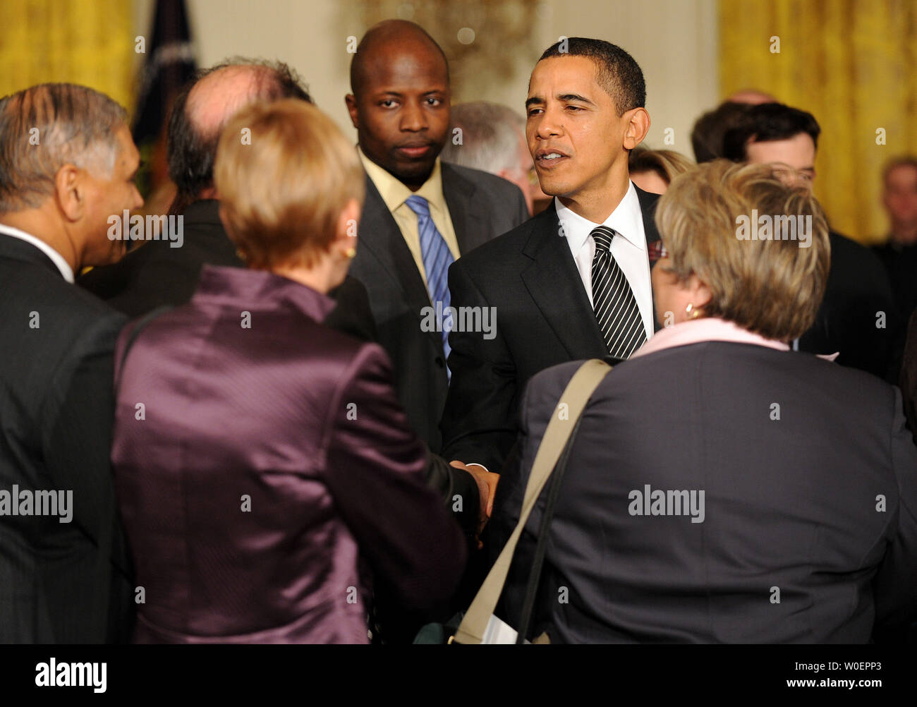 Präsident Barack Obama grüßt Gast bei der Abschlussfeier des Weißen Hauses Forum zur Reform des Gesundheitswesens, im Osten Zimmer im Weißen Haus in Washington am 5. März 2009. (UPI Foto/Kevin Dietsch) Stockfoto
