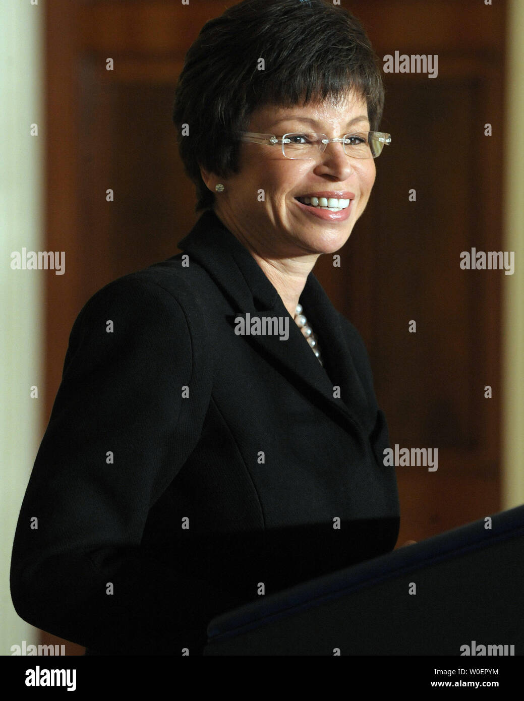 Valerie Jarrett, Assistent des Präsidenten und Senior Advisor und dem Vorsitzenden des Weißen Hauses für Frauen und Mädchen stellt US-Präsident Barack Obama, der dann die Executive Order unterzeichnet erstellen der Rat im East Room des Weißen Hauses in Washington am 11. März 2009. (UPI Foto/Roger L. Wollenberg) Stockfoto