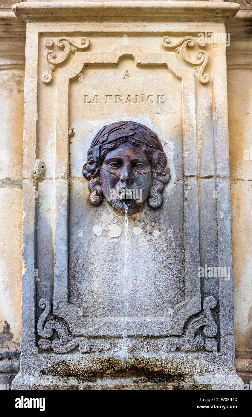 Frankreich, Vaucluse, Vénasque (schönste Dorf in Frankreich), Brunnen zum Gedenken an die Befestigung des Comtat Venaissin, Frankreich Stockfoto