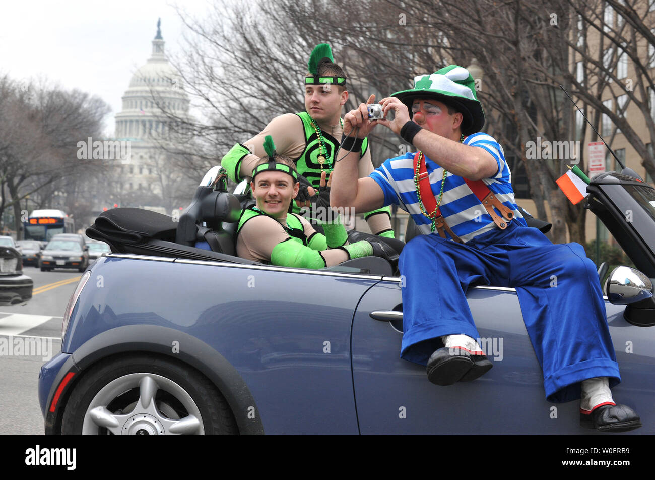 Der Clown macht ein Foto von der Rückseite eines Autos während des Ringling Brothers und Barnum und Bailey Zirkus Dickhäuter Parade in Washington am 17. März 2009. Der Zirkus wird in Washington von März 19.-22. (UPI Foto/Kevin Dietsch) Stockfoto