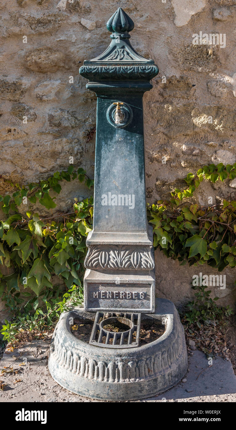 Frankreich, Lubéron, Vaucluse, Ménerbes Brunnen (schönste Dorf in Frankreich) Stockfoto