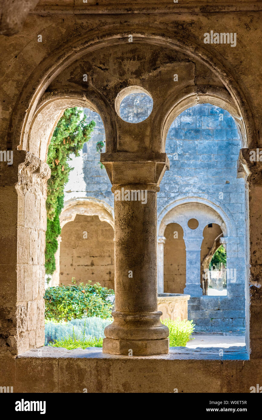 Frankreich, Bouches-du-Rhône, Zisterzienser Abtei Silvacane, Kreuzgang (13.-14. Jahrhundert) Stockfoto