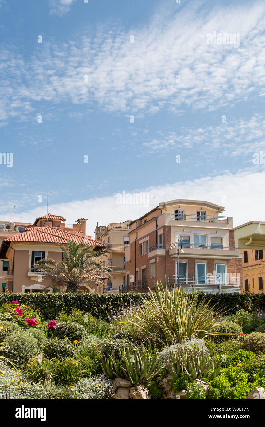 Generische Gebäude in der Stadt am Strand in der Nähe von Rom (Lido di Ostia, Italien) Stockfoto