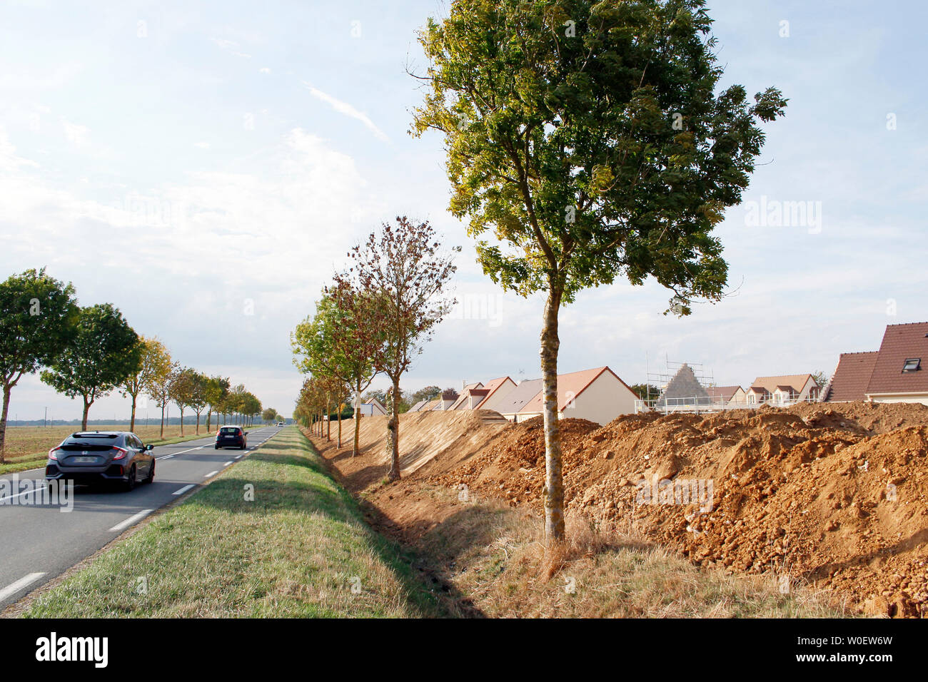 Seine-et-Marne. Gehäuse Entwicklung im Bau. Bau eines Anti noise hillock die Häuser vom Lärm der Landstrasse zu schützen. Stockfoto
