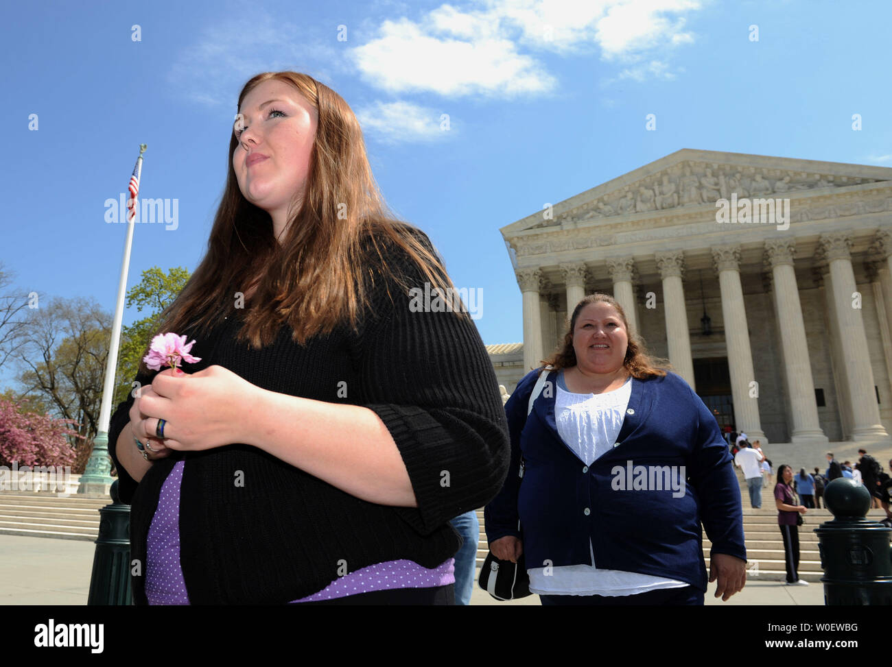 Savana Redding, Alter 19, ist gesehen vor dem Obersten Gericht nach oraler Argumente wurden in ihrem Fall in Washington am 21. April 2009. Am Recht ist ihre Mutter April. Redding, Alter 13 zu der Zeit, war Strip suchte an ihrem Arizona School nach der anderen Schüler ihr vorgeworfen, Verordnung - Stärke ibuprofen, das Äquivalent von zwei Over-the-counter Advils, sie war im achten Grad. Es wurden keine Pillen gefunden. Der Oberste Gerichtshof wird zu entscheiden haben, ob die Streifen Suche eine Invasion war der Privatsphäre und eine Verletzung der vierten Änderung. (UPI Foto/Roger L. Wollenberg) Stockfoto