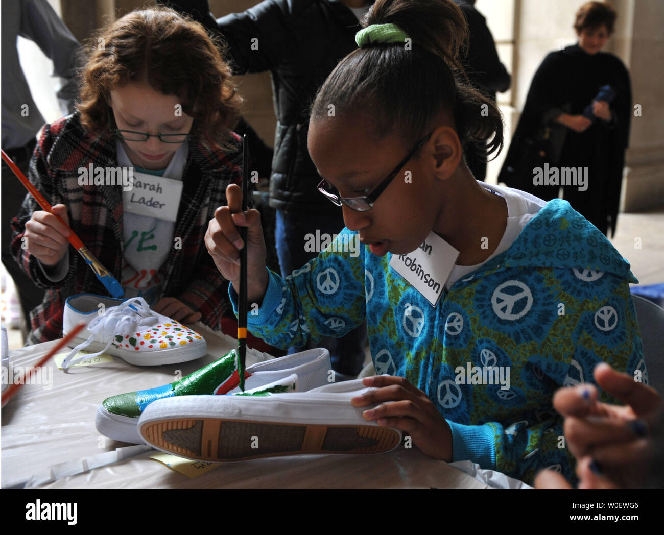 Mitglieder der Spark Matsunaga Grundschule Umwelt Club lack Schuhe am Earth Day Festival und Open House bei der Environmental Protection Agency in Washington am 22. April 2009. (UPI Foto/Kevin Dietsch) Stockfoto