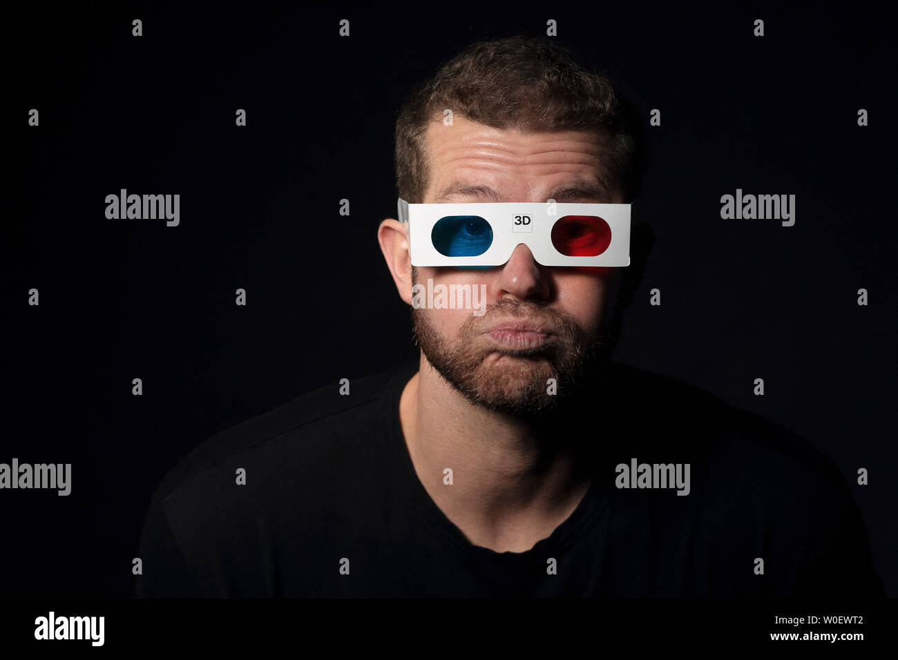 30 Jahre alter Mann, mit 3D-Brille Stockfoto