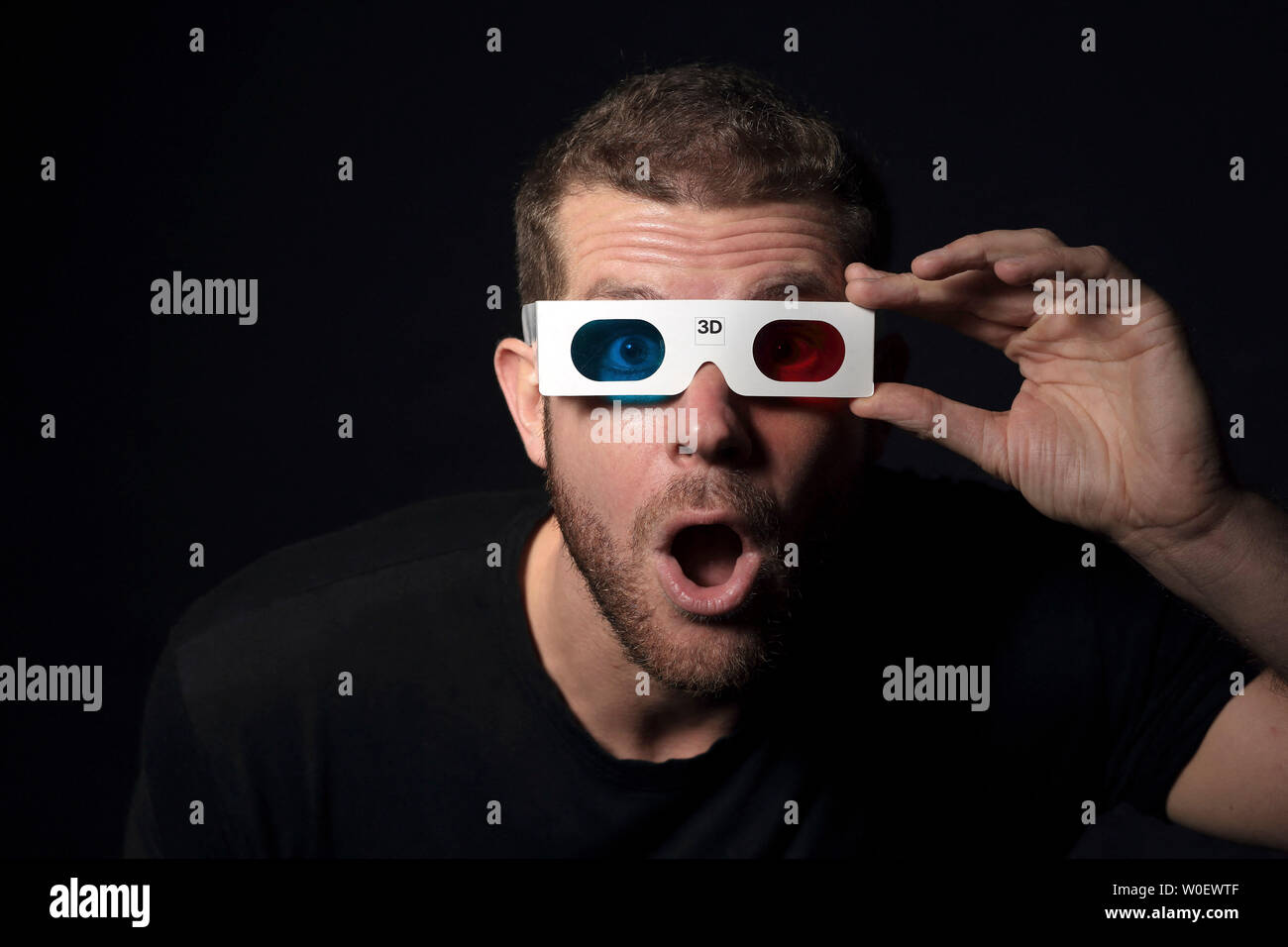 30 Jahre alter Mann, mit 3D-Brille Stockfoto