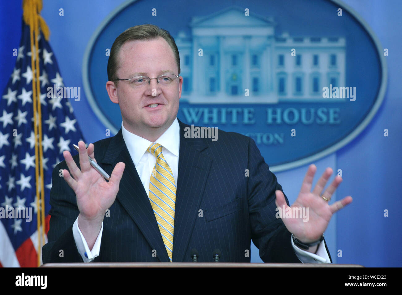 Der Pressesprecher des Weißen Hauses, Robert Gibbs, spricht über die Schweinepest während seiner täglichen Pressekonferenz im Weißen Haus in Washington am 27. April 2009 Influenza. (UPI Foto/Kevin Dietsch) Stockfoto